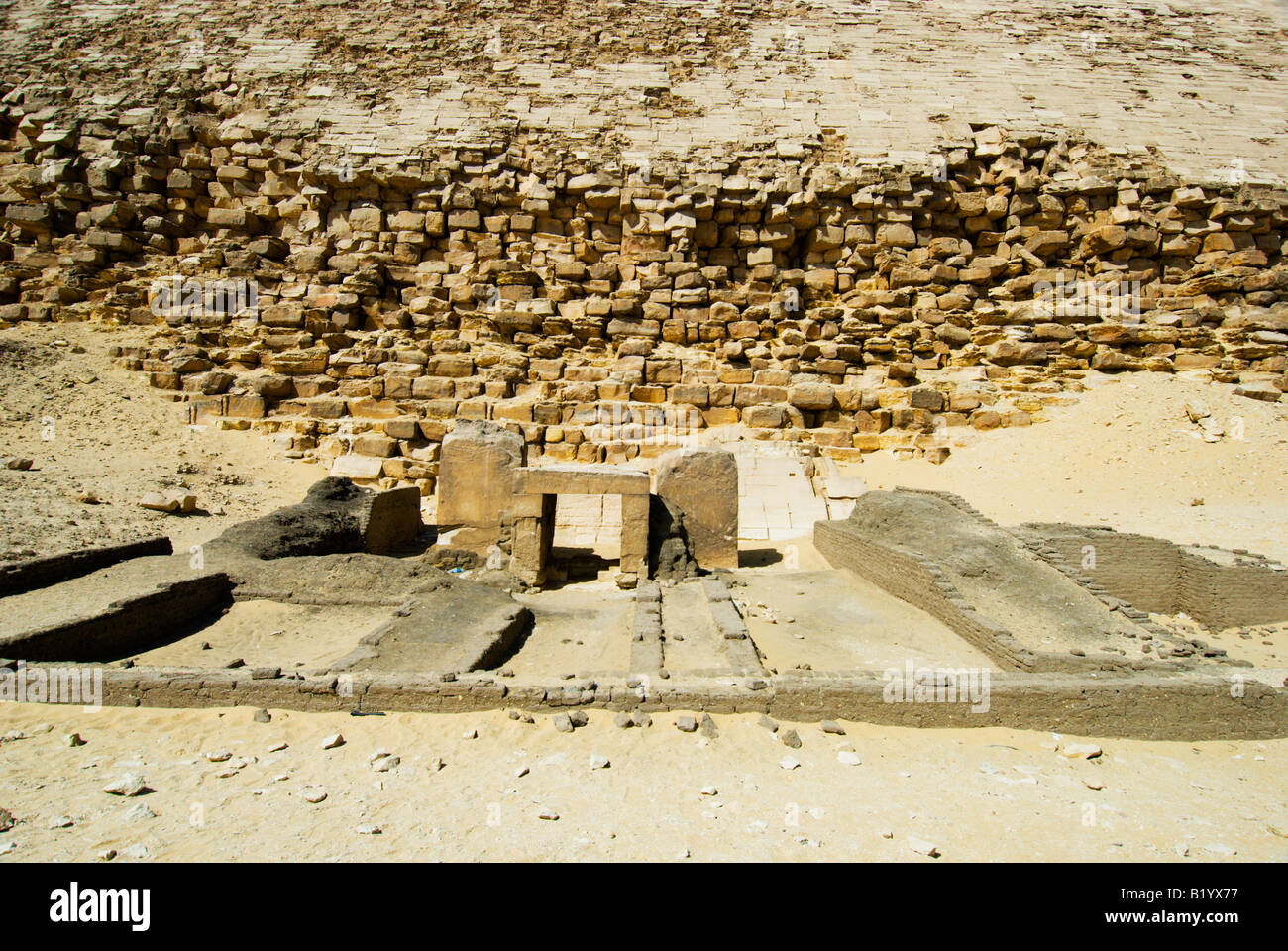Antica costruzione di strutture alla base della piramide piegata in prossimità di Dashur Egitto Foto Stock