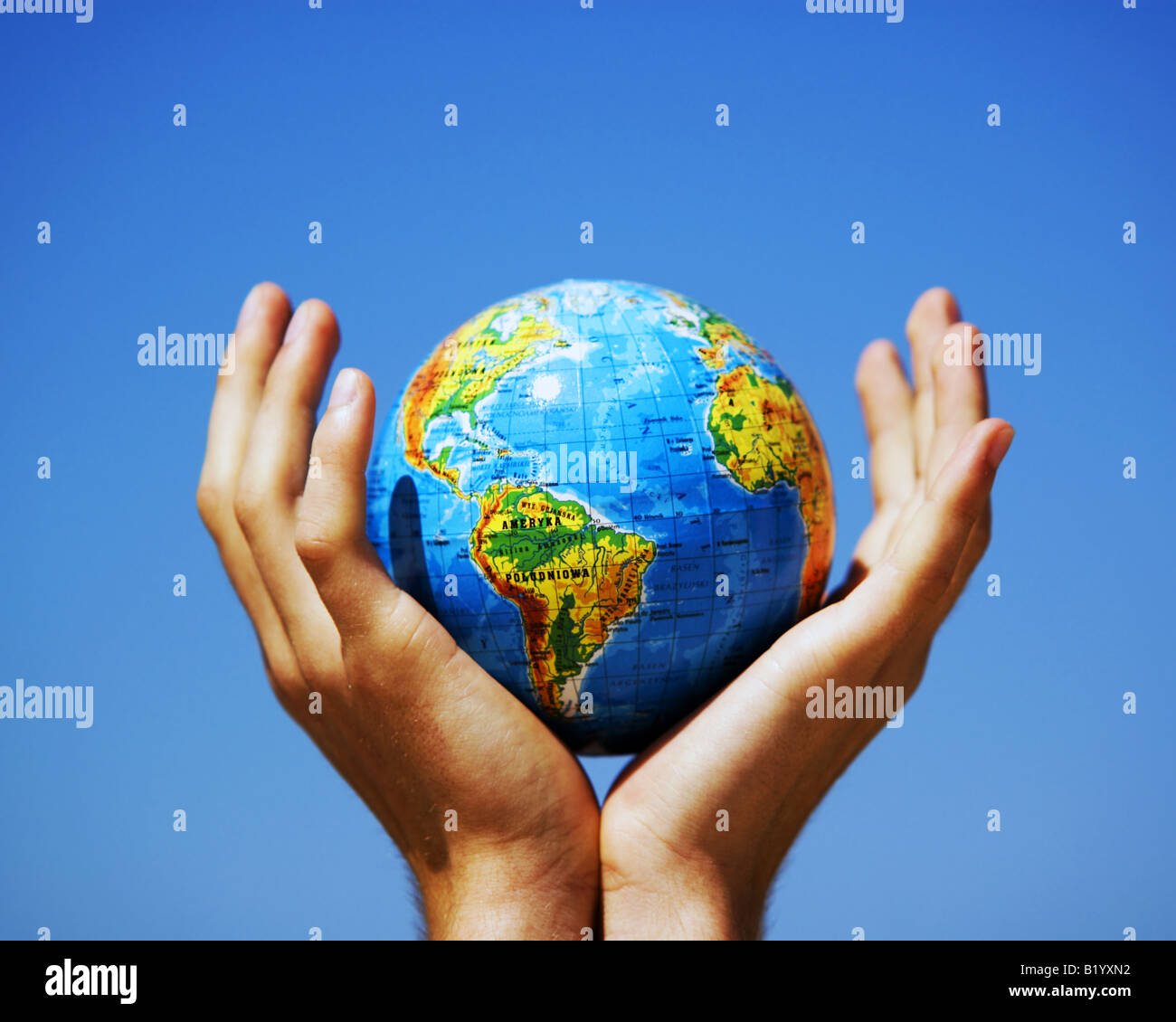 Globo terrestre protetto dalle mani. Ambiente, concetto di protezione del globo, riciclaggio, problemi mondiali, temi ambientali Foto Stock