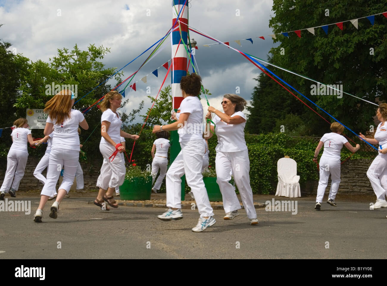 Offenham Ladies Maypole ballerini danzare intorno al Maypole durante l annuale Settimana di riattivazione celebrazioni in giugno Foto Stock