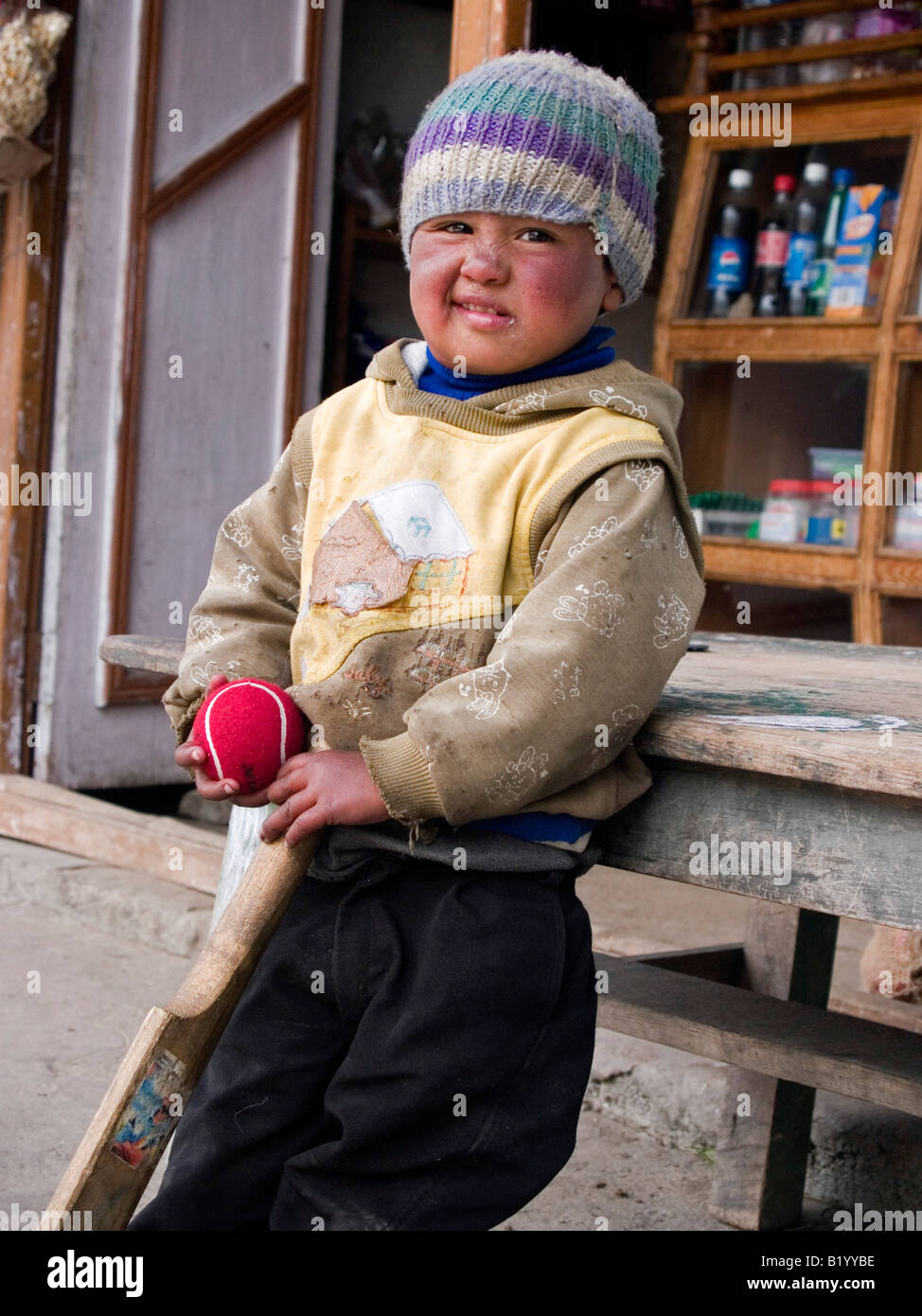 Ragazzo divertente in Sikkim con la sua palla e cricket bat Foto Stock