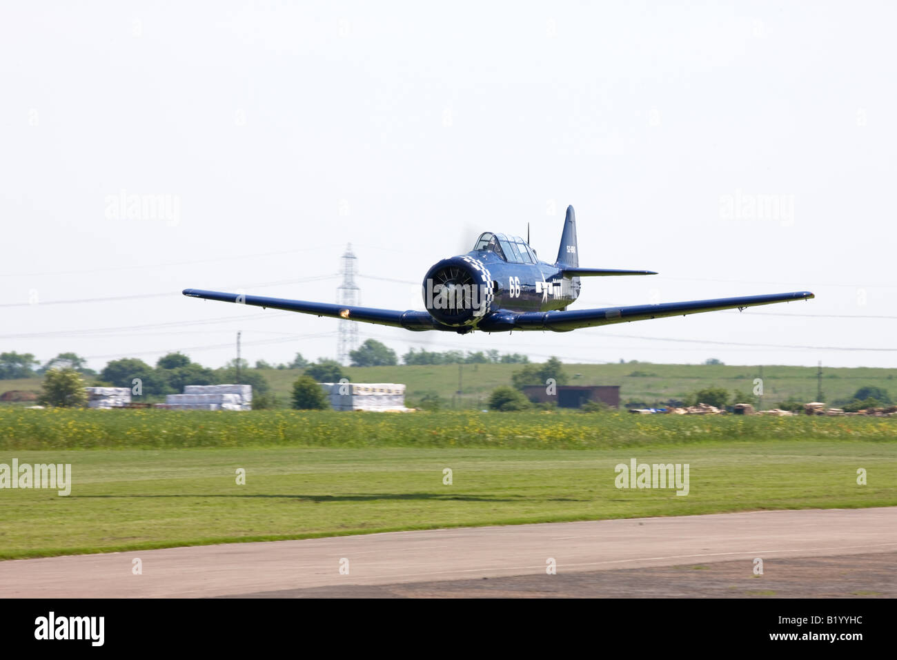 Canadian Car & Foundry (Nord America) T-6 Harvard 4m 5 66 G-BUKY in volo a bassa sulla pista di atterraggio di Aviosuperficie Breighton Foto Stock