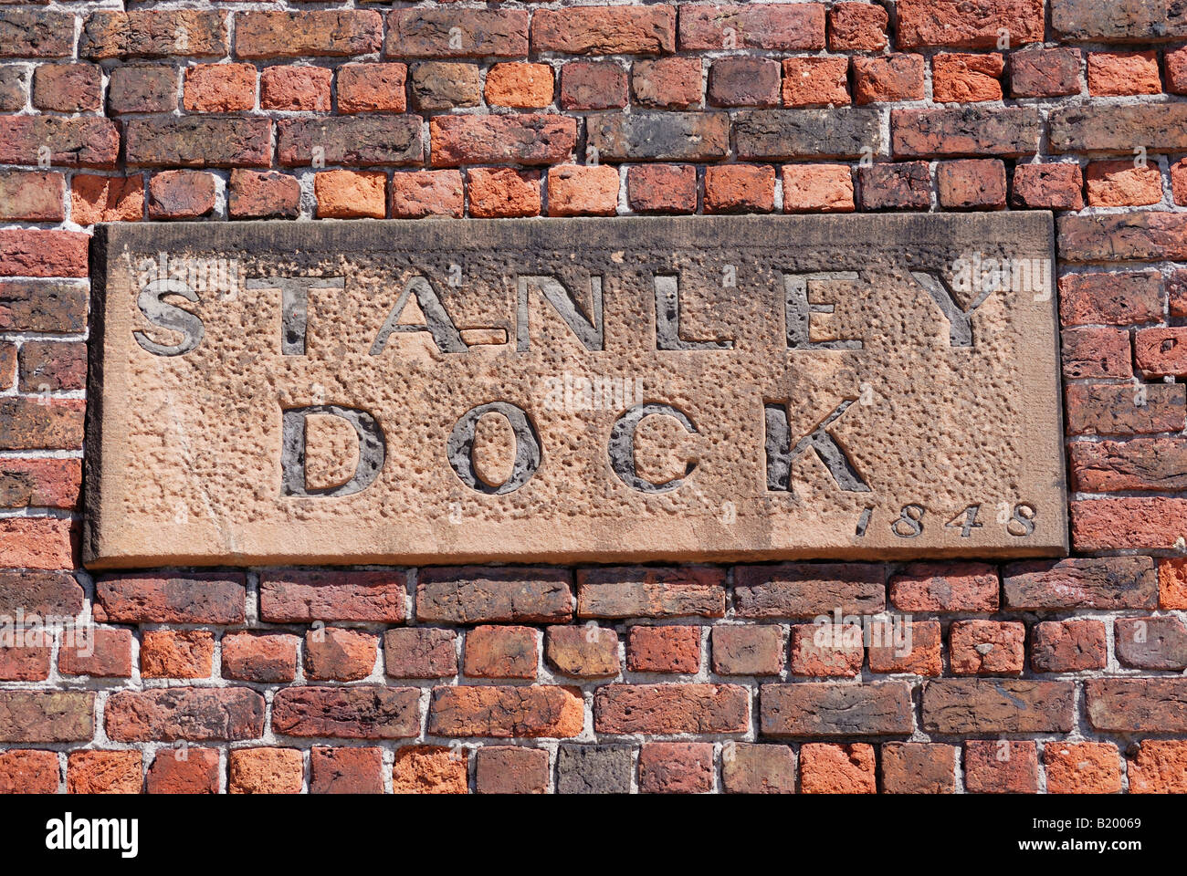 Stanley Dock segno nel muro di mattoni in Liverpool Il Grade ii Listed edifici Foto Stock