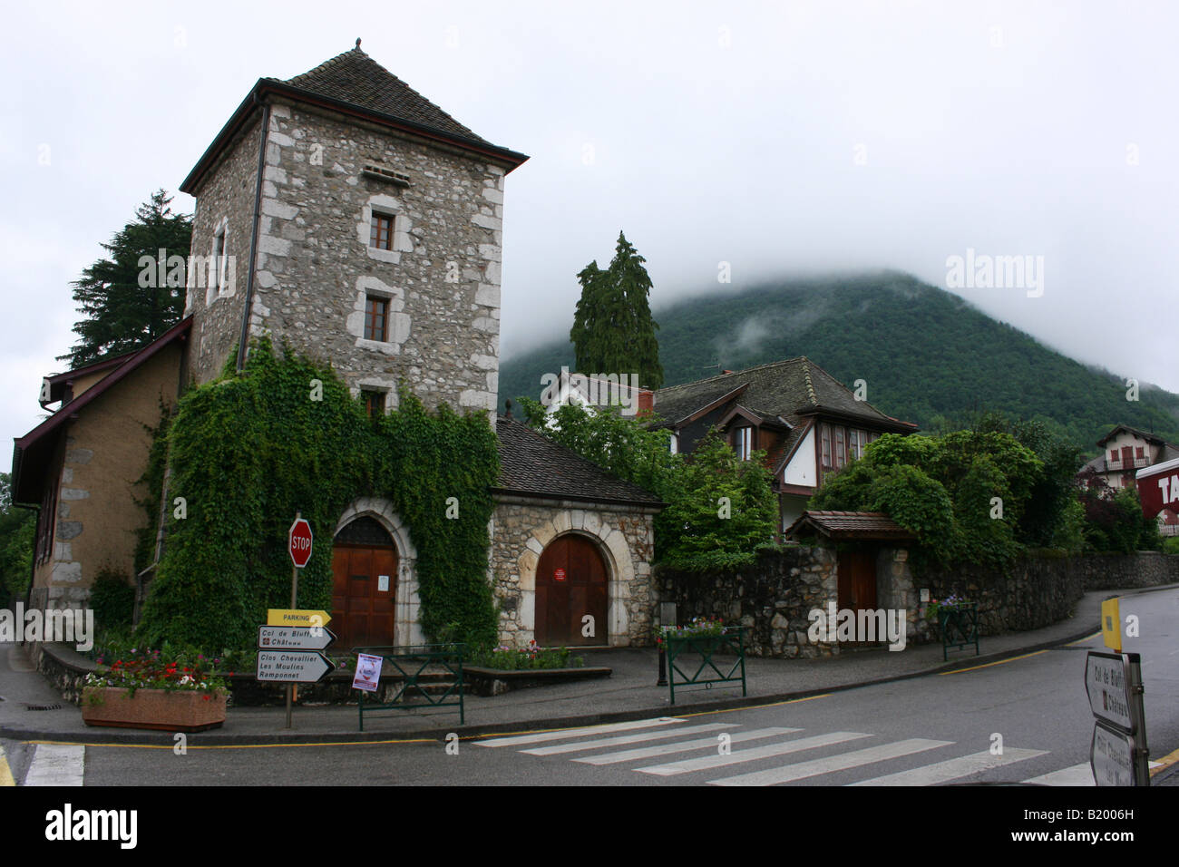Grazioso edificio in pietra nel centro del villaggio Menthon-Saint-Bernard nelle Alpi francesi Foto Stock