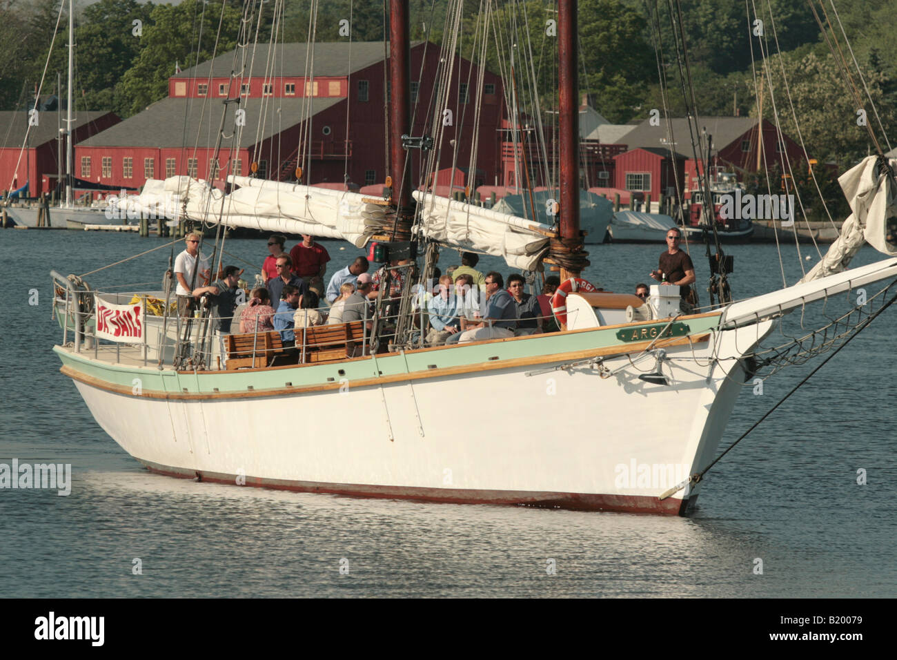 Tall Ship Argia vela il fiume mistico nel Connecticut. Si tratta di una goletta Mystic Seaport è in background. Foto Stock