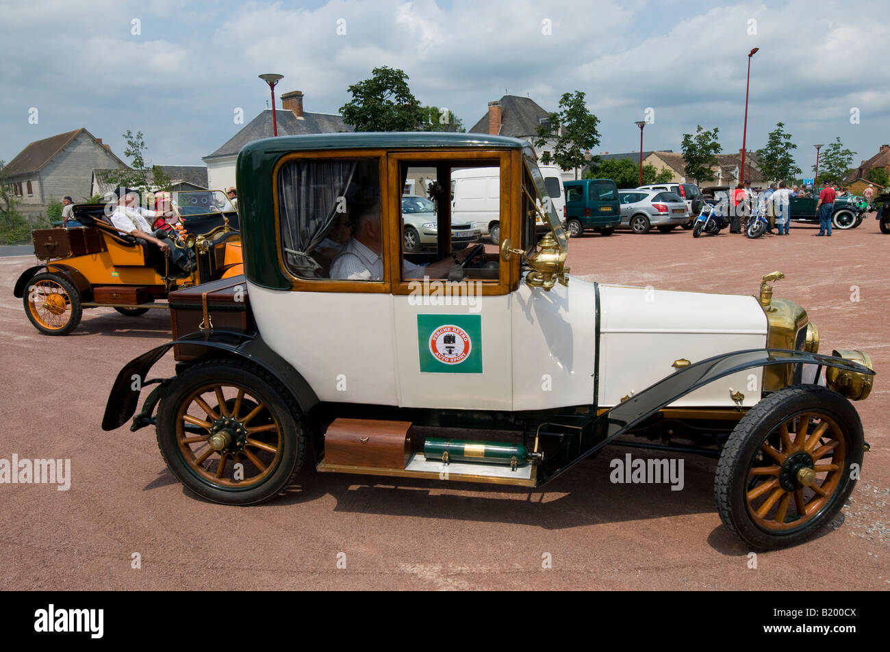 Vintage automobile con il proprietario - classic car rally, Francia. Foto Stock