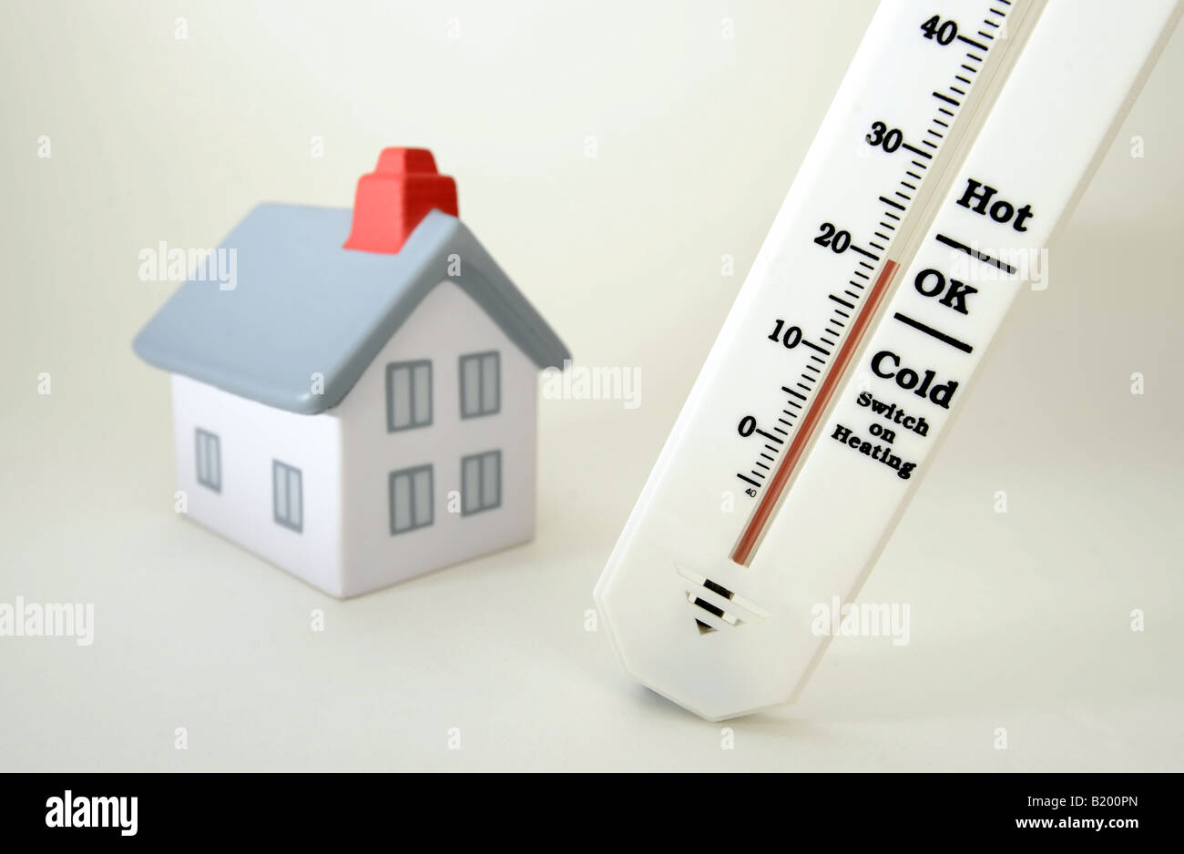 Casa con il termometro che mostra 20 gradi Celcius,TEMPERATURA AMBIENTE RE  i costi di riscaldamento del clima di isolamento modifica  carburante,UK,British Foto stock - Alamy