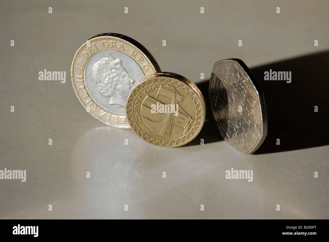 Valuta britannica, una sterlina, due pound e cinquanta pence sterlina. Foto Stock