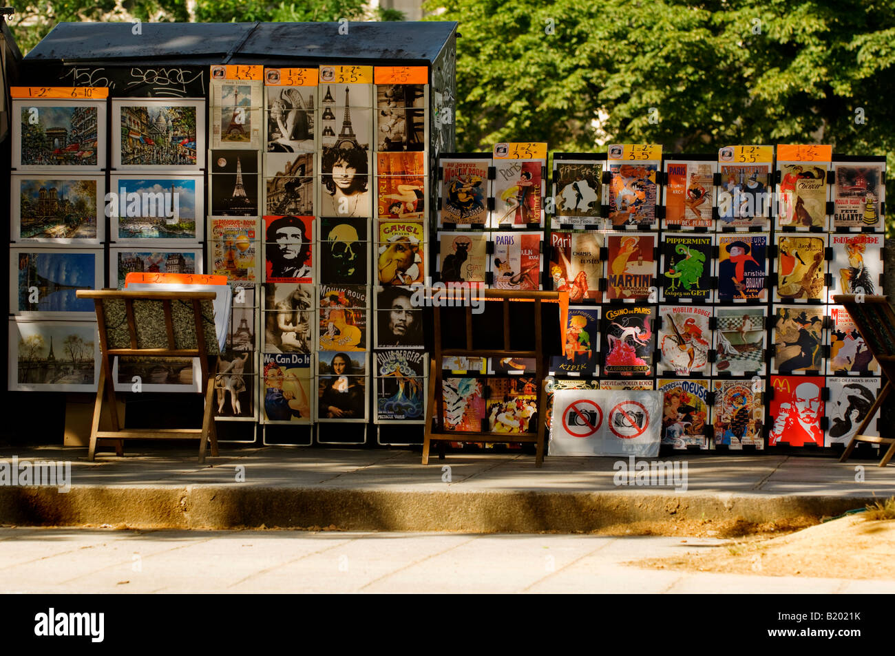 Arte e stand poster lungo la Senna nel Quartiere Latino di Parigi, Francia. Foto Stock