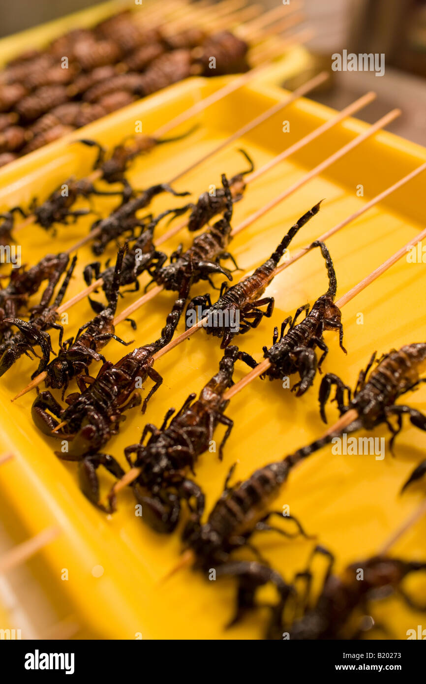 Fritte scorpioni per la vendita nel mercato notturno Wangfujing Street Beijing Cina Foto Stock