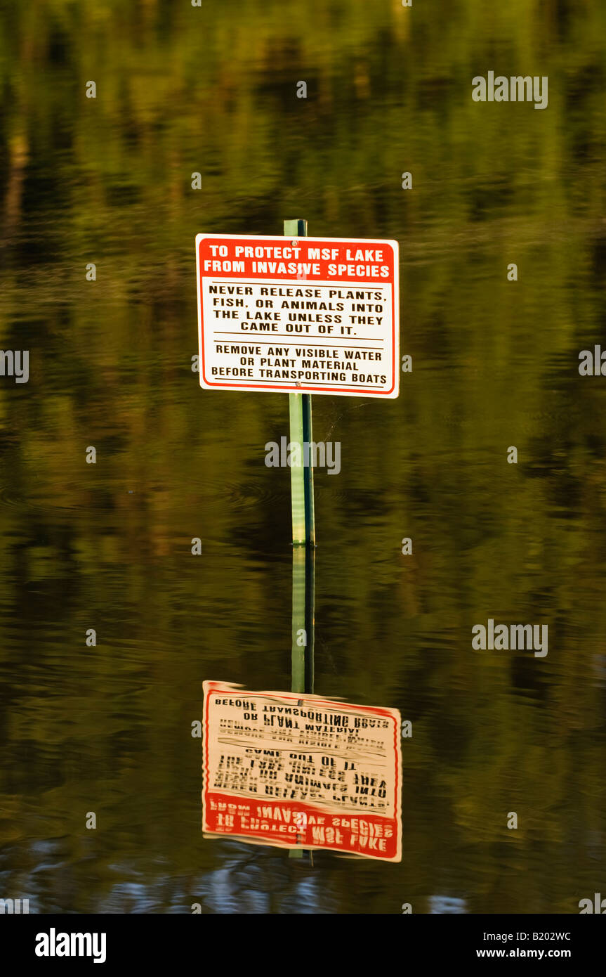 Segno nel lago di avvertimento contro il rilascio di piante invasive animali e pesci in Floyd County Indiana Foto Stock