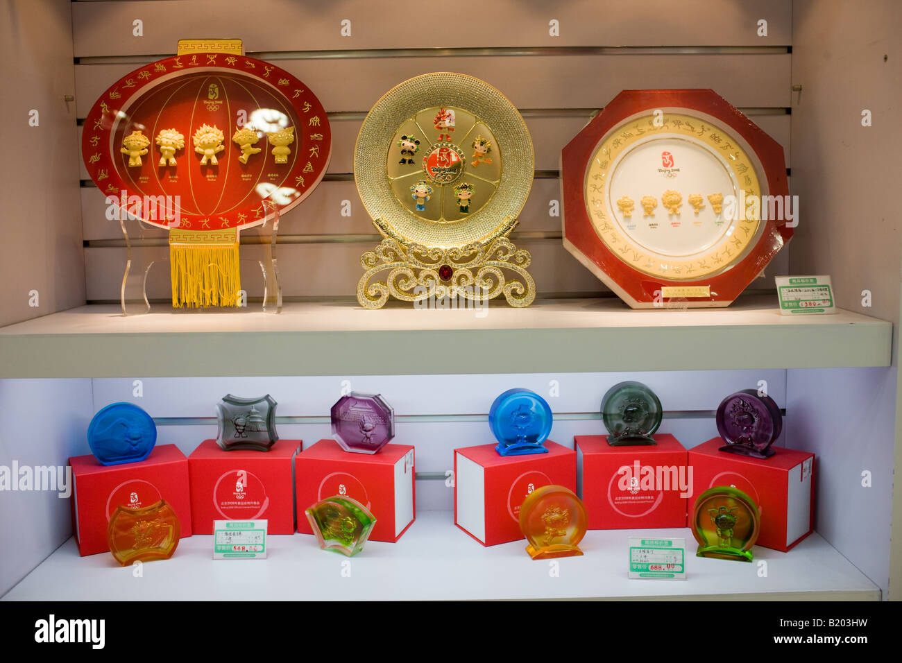 Giochi Olimpici 2008 Fuwa mascotte piastre e paperweights souvenir shop Wangfujing Street Cina Foto Stock