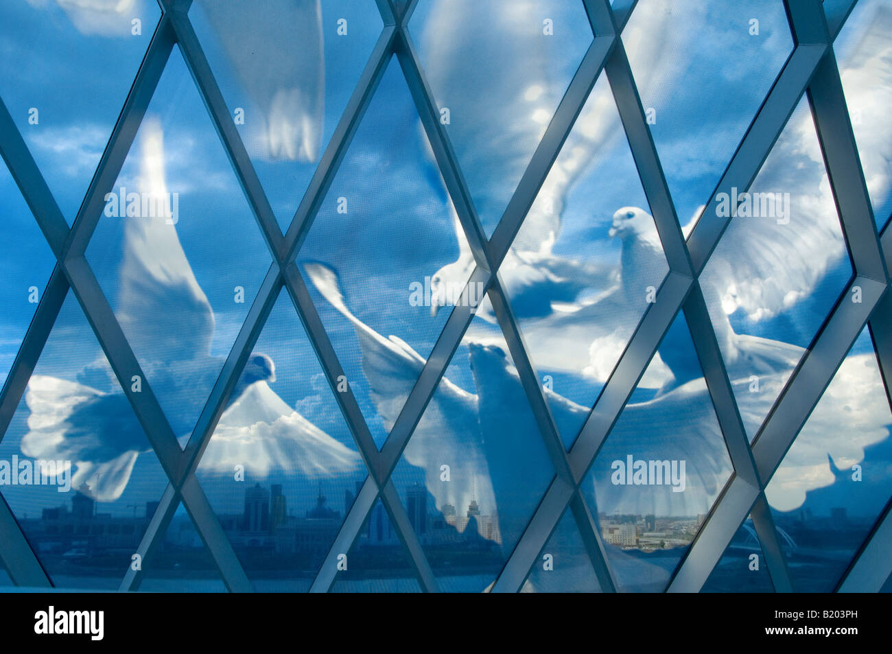 Le figure di colombe sventola su una vetrata e la sala conferenze a soffitto del Palazzo della pace e armonia in Astana Kazakistan Foto Stock