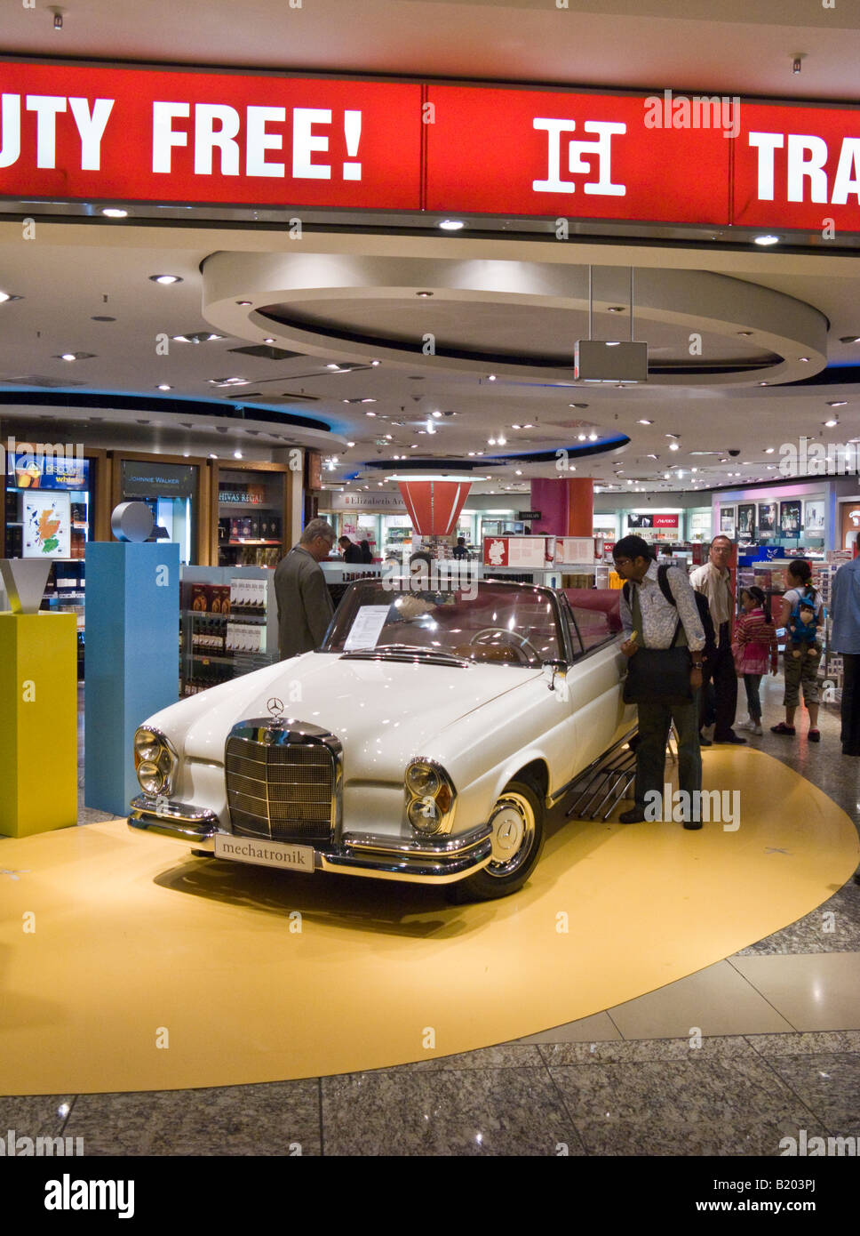 Vintage Mercedes Benz 220e cabrio, Duty Free Shop, l'aeroporto di Francoforte, Germania Foto Stock
