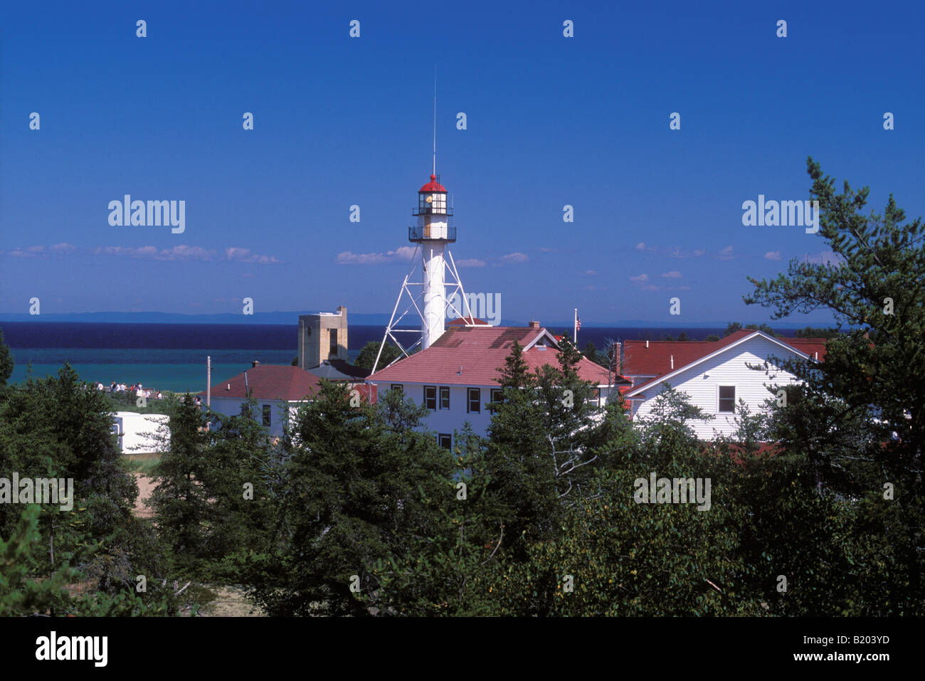 Whitefish Point Lighthouse sul Lago Superior con vista del Canada nella distanza Chippewa County Michigan Foto Stock