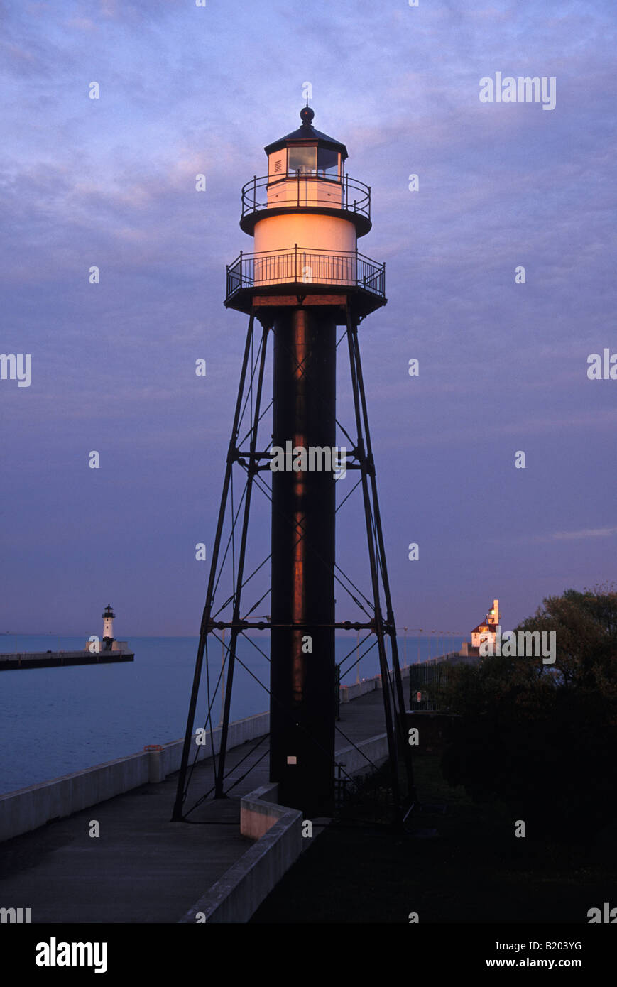 Il porto di Duluth Sud frangiflutti faro interno con l'esterno e North Pier luce dietro sul Lago Superior Duluth Minnesota Foto Stock