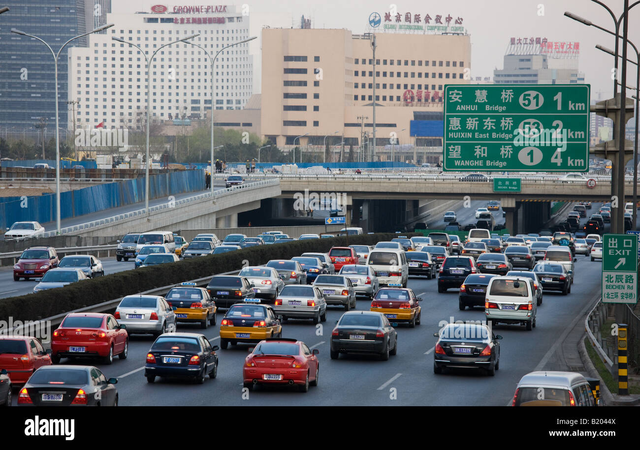 Veicoli congestionati nel traffico inquinante inceppata sulla città di Pechino Cina autostrada Foto Stock