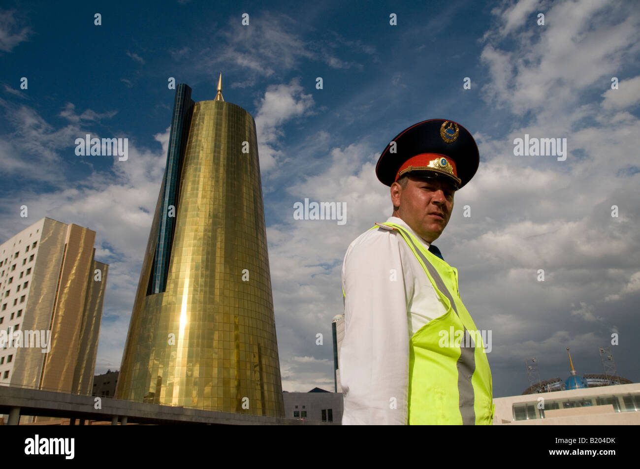 Il kazako poliziotto con la golden,casa conica del ministero edificio chiude il lato orientale di Nurzhol Boulevard di Astana capitale del Kazakistan Foto Stock