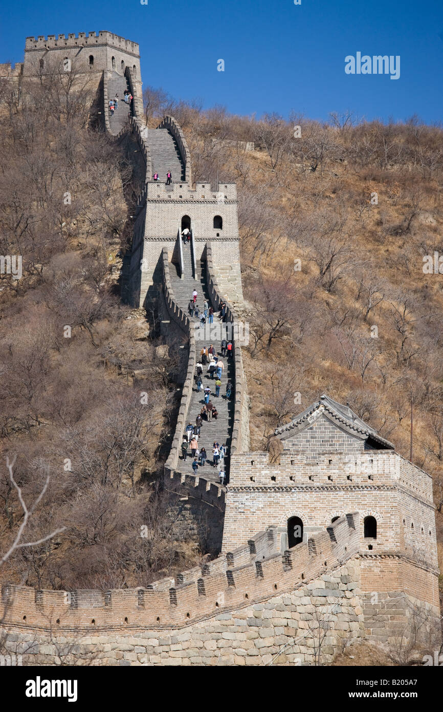 L'antica muraglia cinese il movimento serpeggiante attraverso montagne a Mutianyu a nord di Pechino Pechino in precedenza Foto Stock