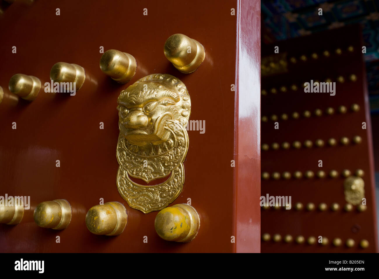 Chiodi e testa leone respingente sul cancello per Torre di incenso buddista presso il Palazzo Estivo Pechino CINA Foto Stock