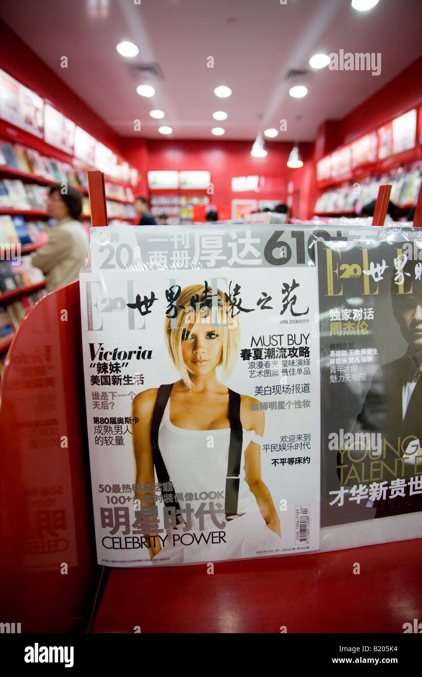 Victoria Beckham Posh Spice sul coperchio anteriore del cinese in ELLE magazine shop Shanghai in Cina Foto Stock