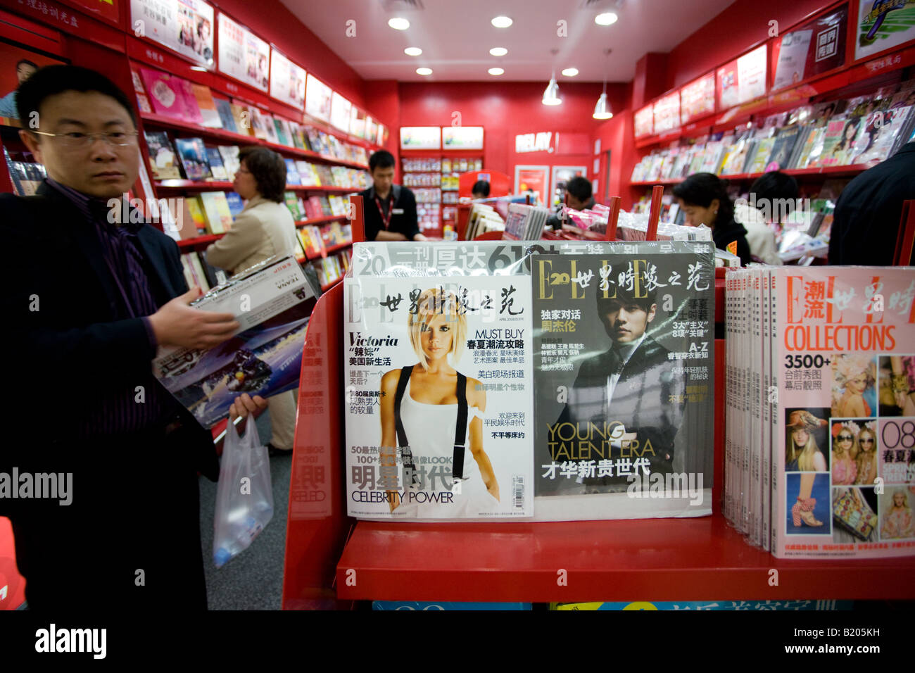 Gli amanti dello shopping a Shanghai magazine shop Cina Victoria Beckham Posh Spice sulla copertina della rivista cinese Foto Stock