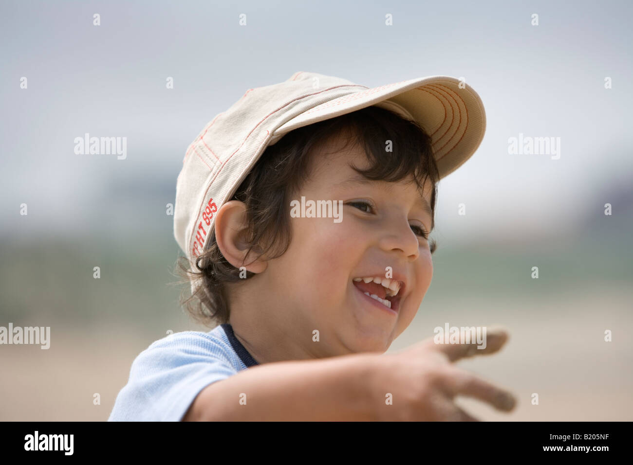 Ritratto di un ragazzino con un tappo Foto Stock