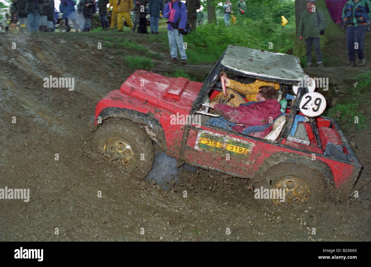 Red Land Rover basato off-road racer che si fanno concorrenza a livello1993 A.R.C. Raduno nazionale. Foto Stock