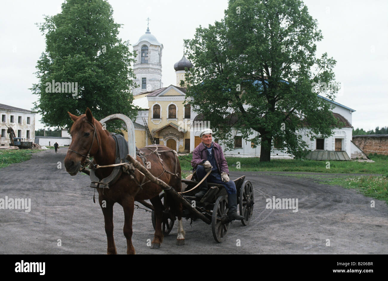 Il Alexander Svirsky monastero nr Lago Ladoga,Russia. Il suo cavallo e carrello con bidoni per il latte.It è diventata un gulag,Svirlag dopo 1917 Foto Stock