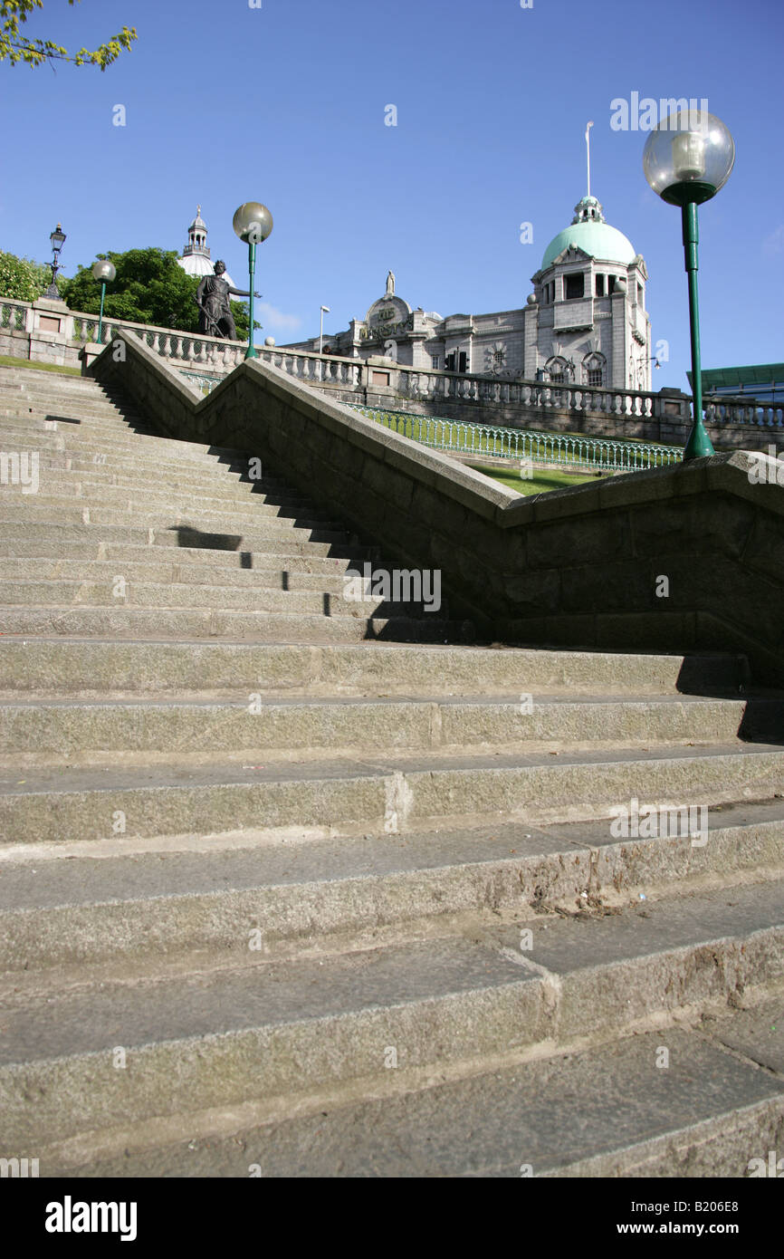 Città di Aberdeen, Scozia. Unione giardini a terrazza con il William Wallace Monument e Sua Maestà il teatro in background. Foto Stock