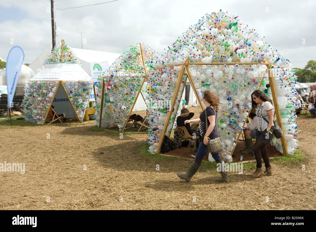 Aiuto di acqua tende realizzate da bottiglie di plastica riciclate backstage presso il festival di Glastonbury 2008 Foto Stock