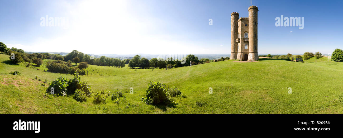 Una vista panoramica della torre di Broadway situato a 1024 piedi sulla Cotswold scarpata a Broadway Hill, Worcestershire Foto Stock