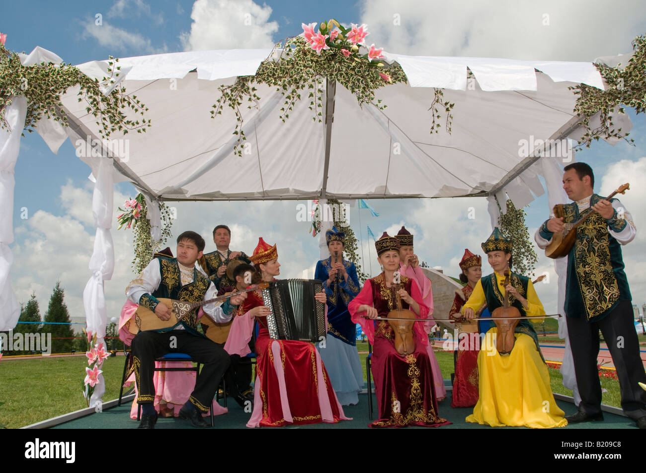 Musica per Banda in abiti tradizionali. Il Kazakistan Foto Stock