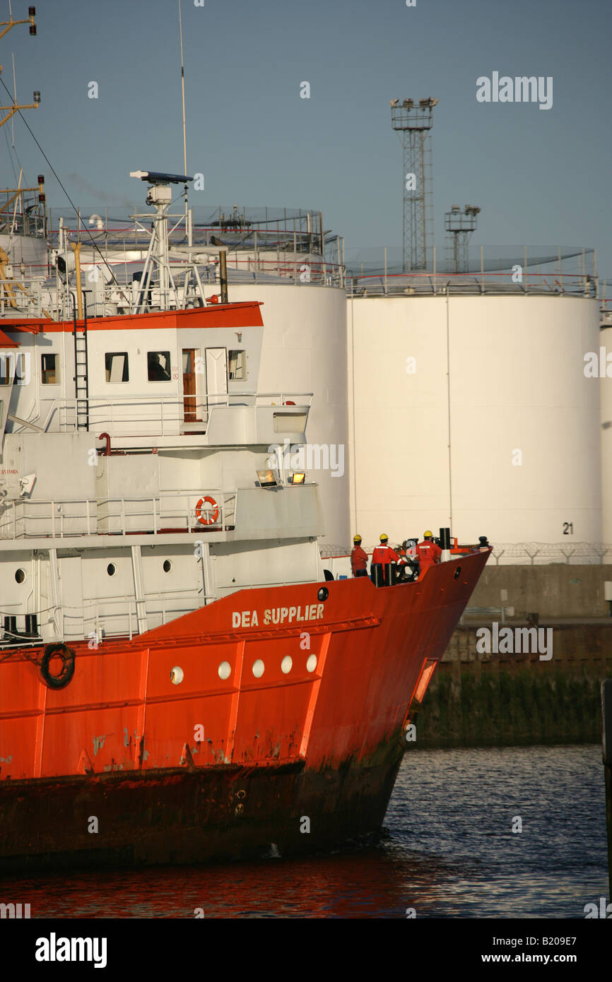 Città di Aberdeen, Scozia. Un gas e petrolio al largo della nave di supporto 'EE' Fornitore vela nel porto di Aberdeen. Foto Stock