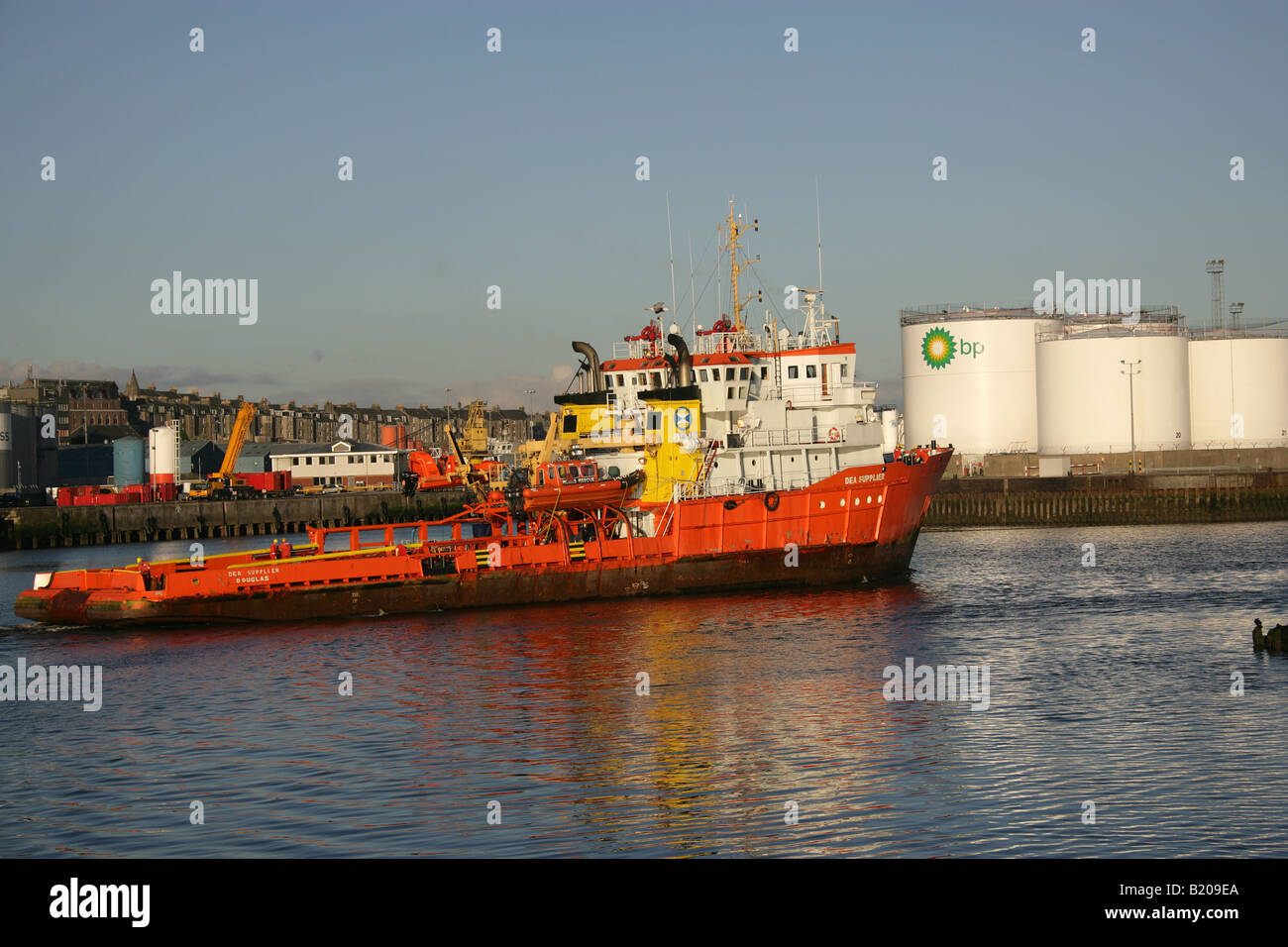 Città di Aberdeen, Scozia. Un gas e petrolio al largo della nave di supporto 'EE' Fornitore vela nel porto di Aberdeen. Foto Stock