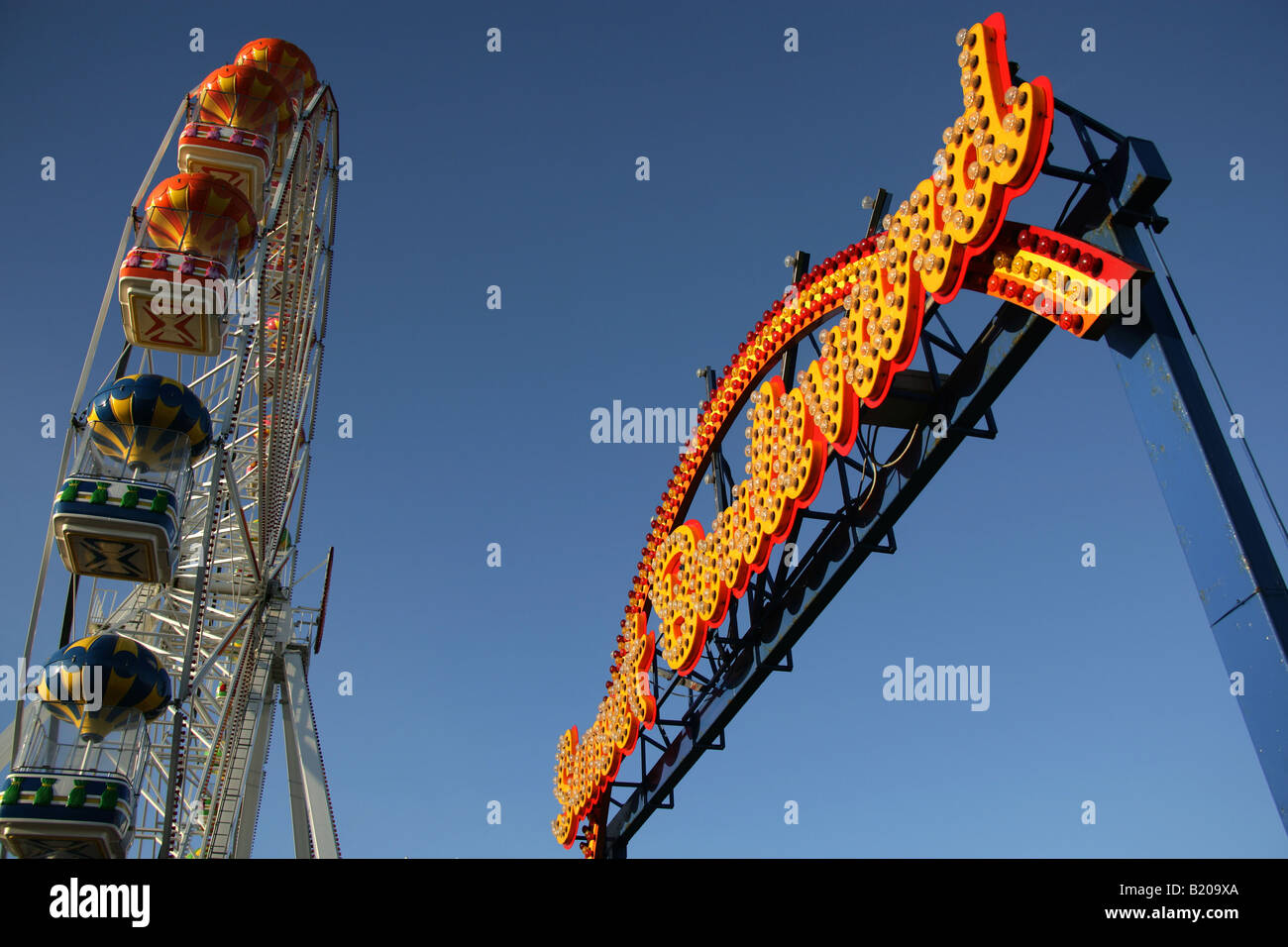 Città di Aberdeen, Scozia. Beach Boulevard segno e la grande ruota a Aberdeen's Esplanade Pleasure Beach e parco divertimenti. Foto Stock