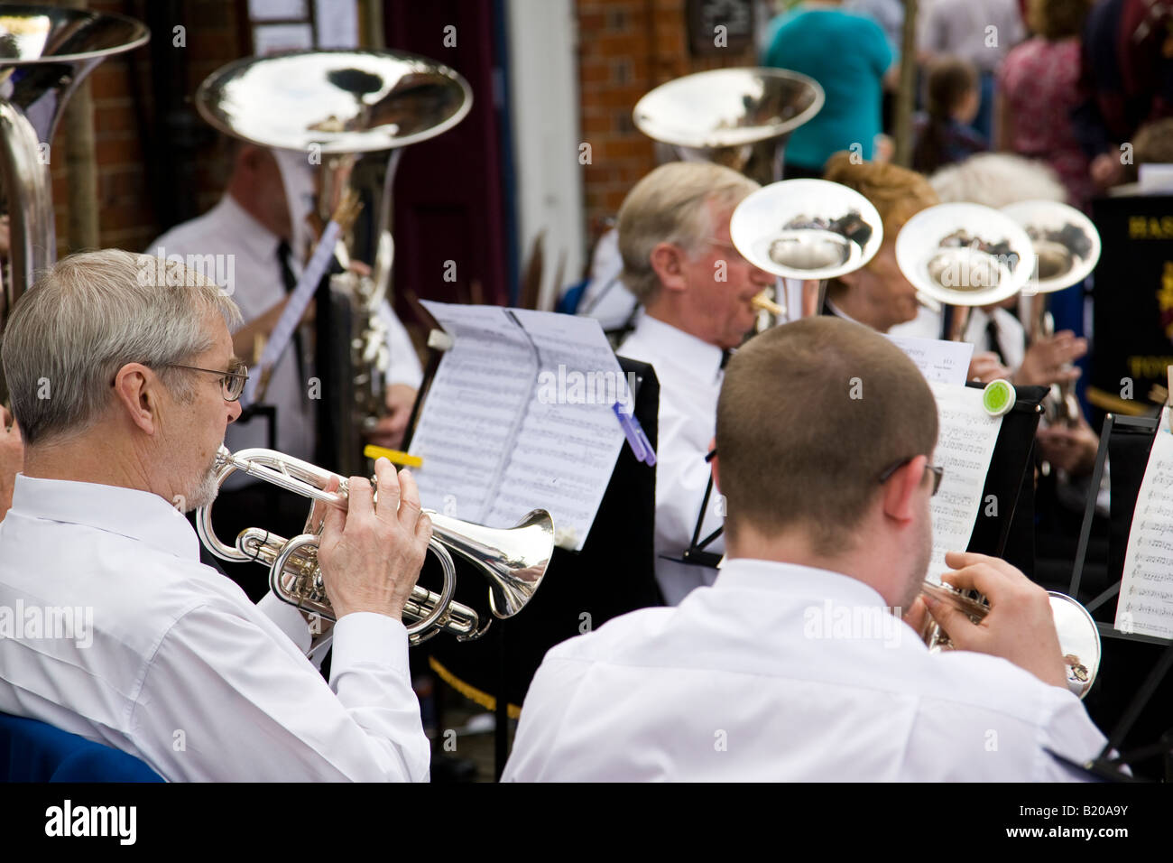 La città di Haslemere Band ha le sue origini intorno al 1837, visto qui in azione al 2008 Haslemere carta Fair, Surrey, Inghilterra Foto Stock