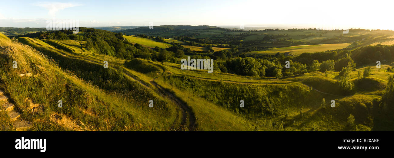 Un panorama serale guardando SW dalla sciarpa Cotswold a Painswick Beacon, Gloucestershire UK Foto Stock