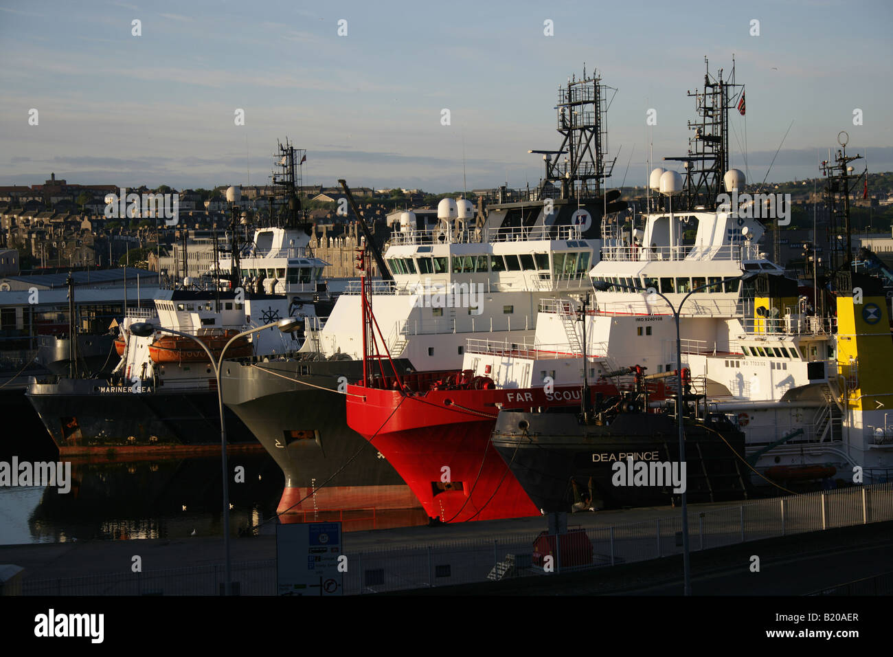 Città di Aberdeen, Scozia. Gas e petrolio al largo sostegno le navi ormeggiate al porto di Aberdeen Trinità Quay. Foto Stock