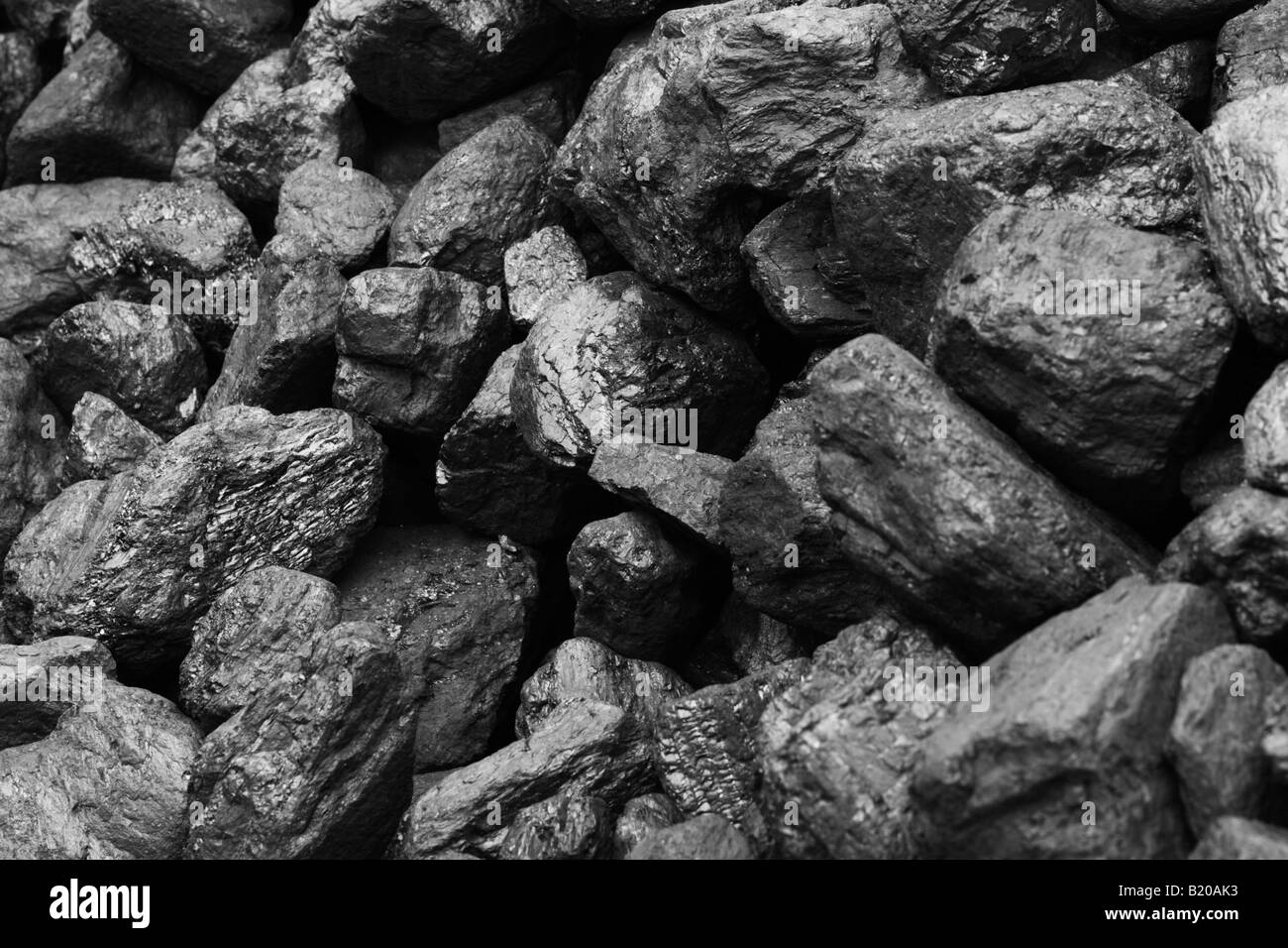 Grandi pezzi di carbone in una pila Foto Stock