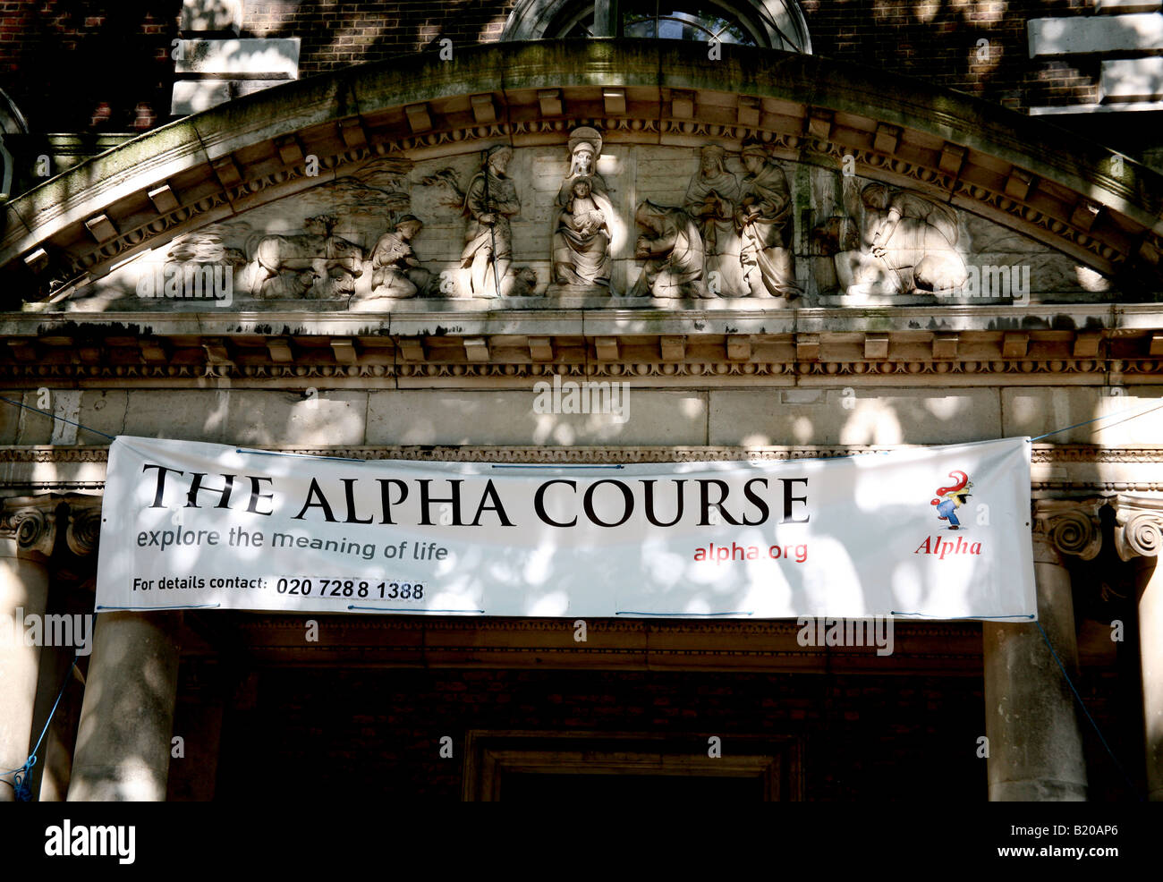 Banner sulla chiesa di Londra per Alpha Corso di introduzione al cristianesimo Foto Stock