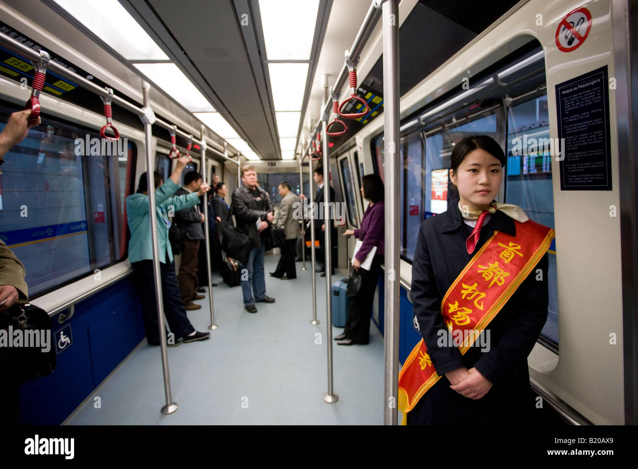 Hostess in treno navetta al Terminal 3 dell'Aeroporto Internazionale Capital di Pechino CINA Foto Stock