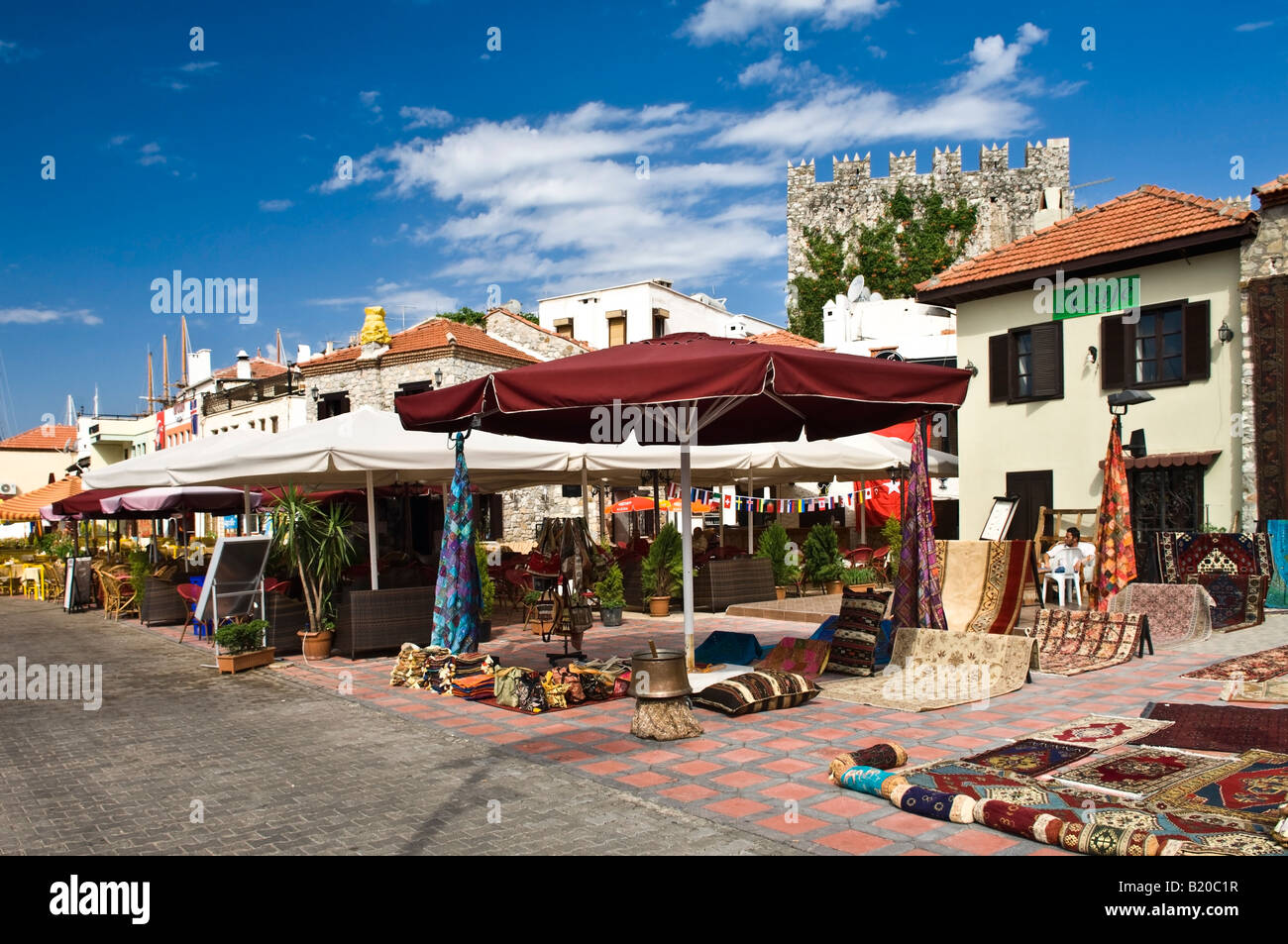 Turco colorati negozi lungo la passeggiata sul lungomare di Marmaris Mugla Turchia Foto Stock