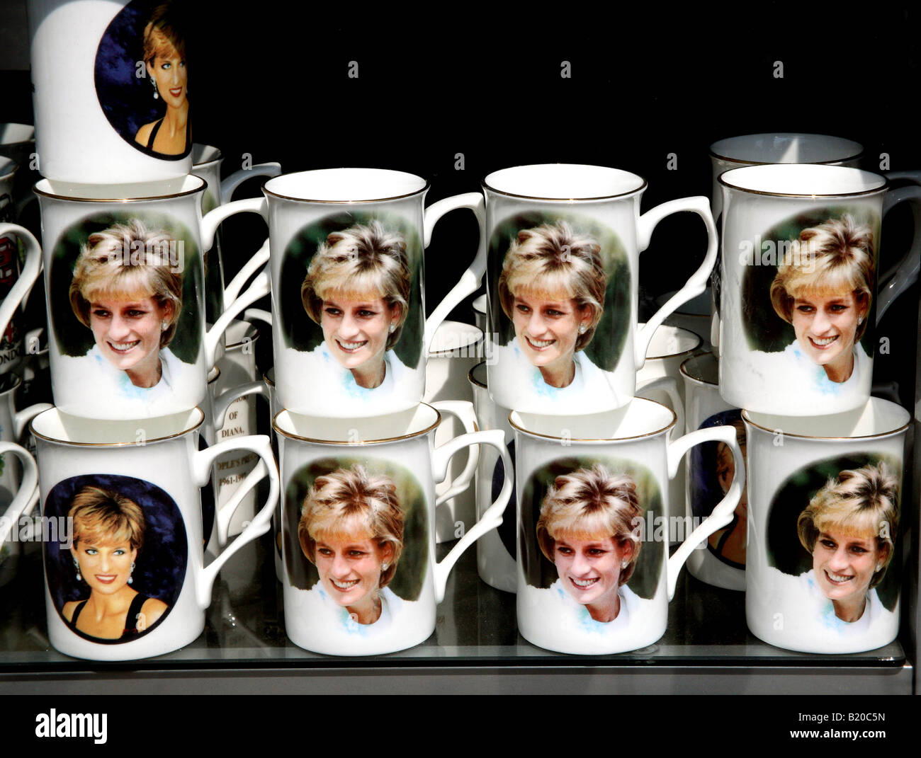 La principessa Diana tazze souvenir in vendita nel negozio di Londra Foto Stock