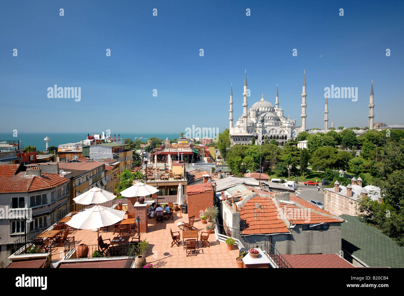 ISTANBUL, Turchia. Sultanahmet Hotel tetti, con la Moschea Blu e il Mar di Marmara in background. 2008. Foto Stock