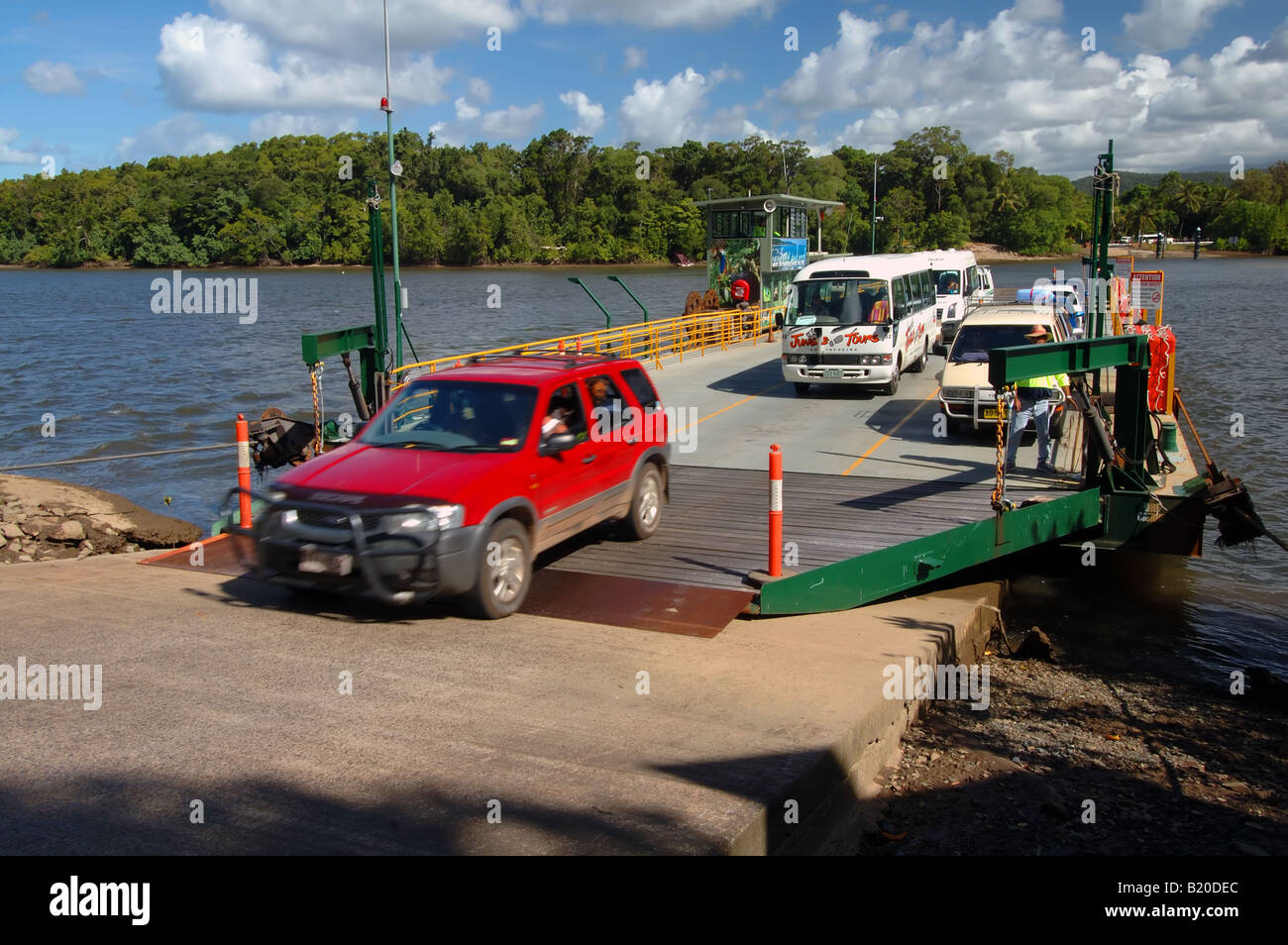 Veicoli in arrivo sul Fiume Daintree su di un ferry del Nord del Queensland Australia n. MR o PR Foto Stock