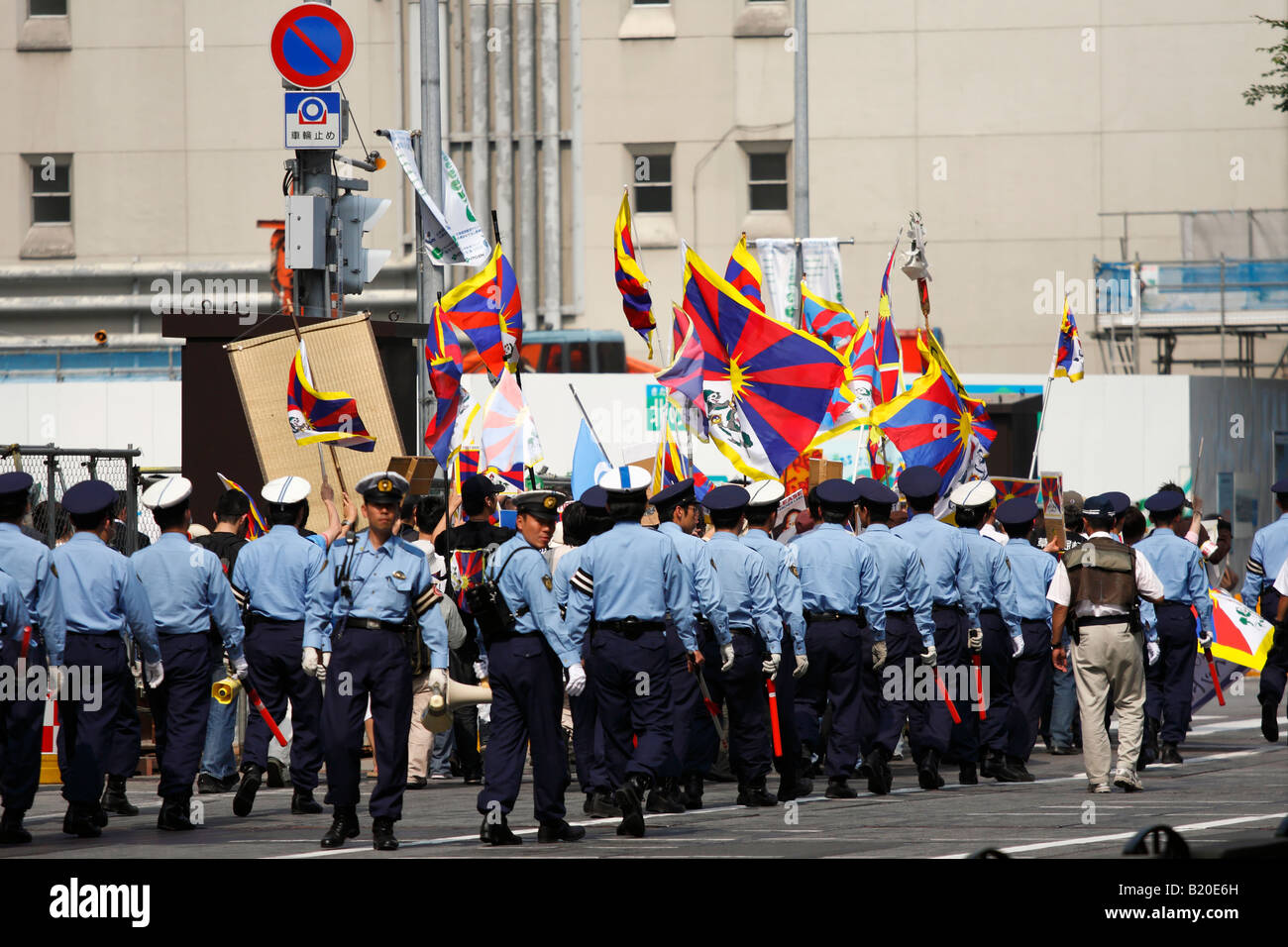 La polizia giapponese assicura la dimostrazione del Tibet libero a Sapporo. Foto Stock