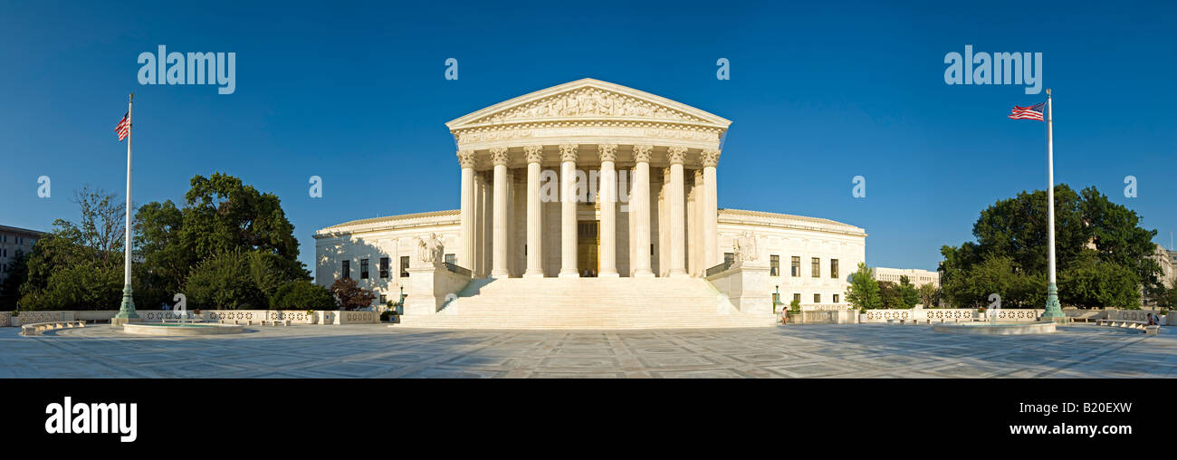 Noi Corte suprema al Campidoglio di Washington DC ad alta risoluzione con panorama di cielo blu chiaro e nel tardo pomeriggio la luce del sole Foto Stock