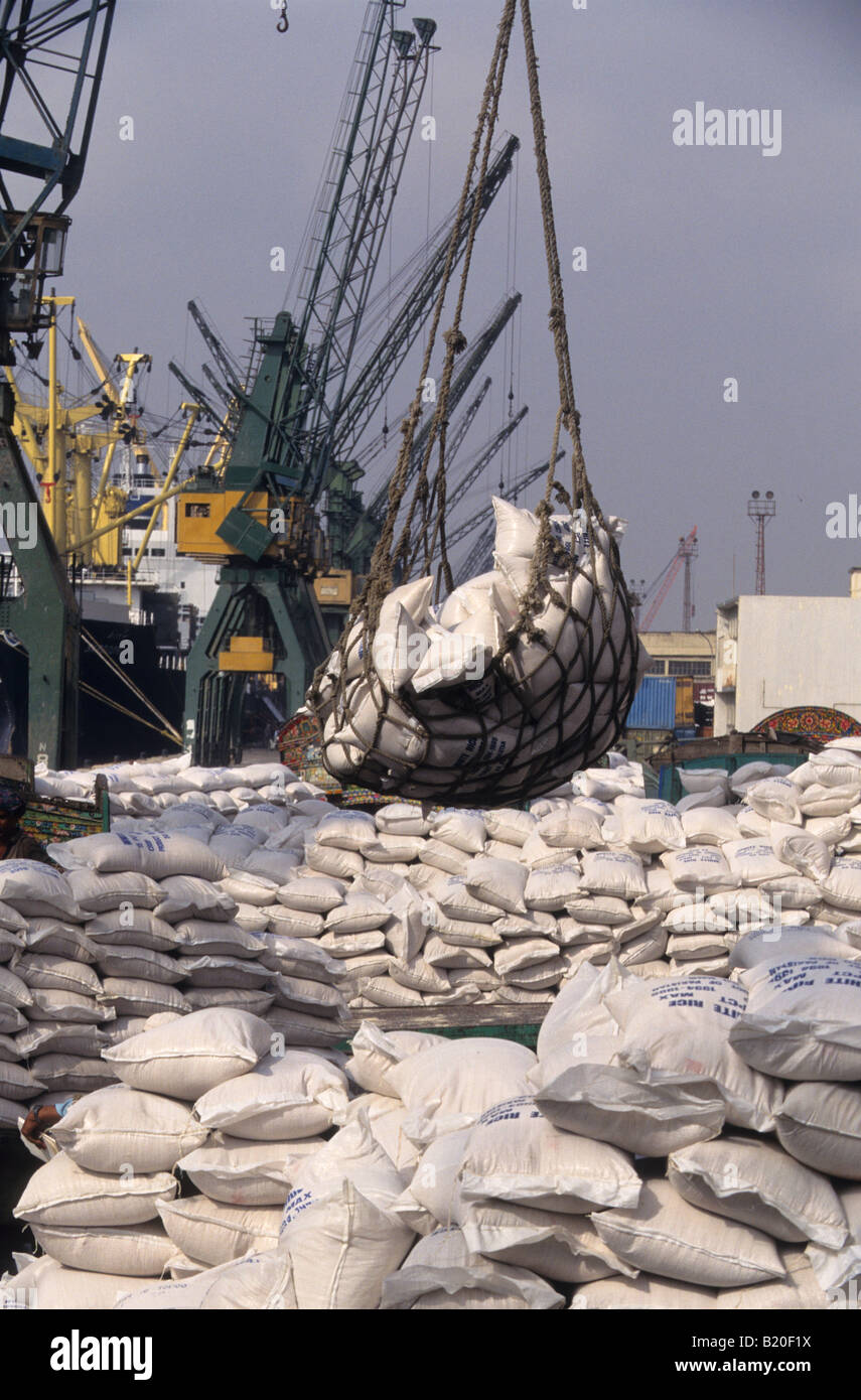Un cargo è caricato con il Pakistan il riso per l'esportazione nel porto di Karachi in Pakistan lungo il mare Arabico Foto Stock