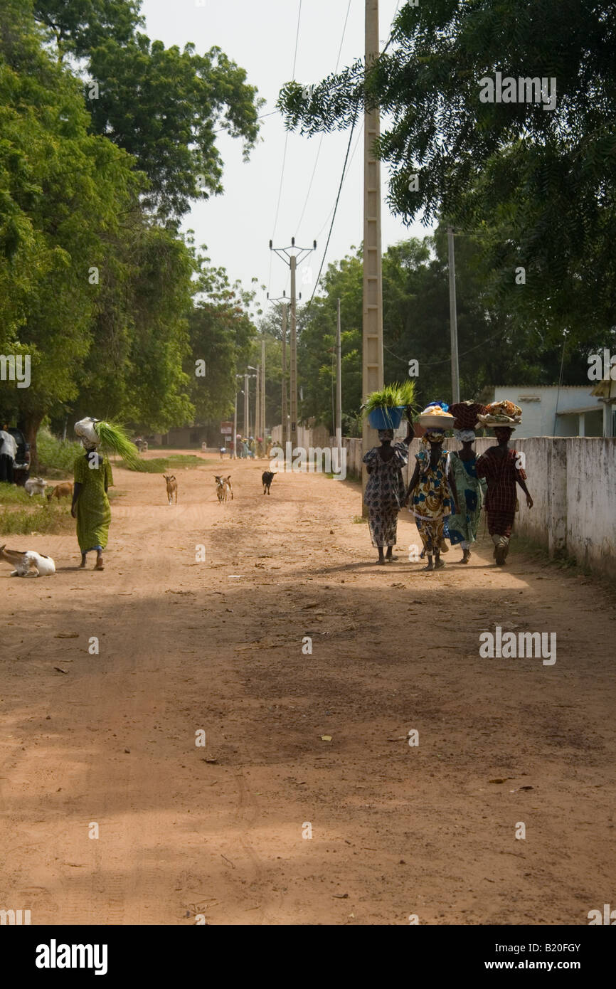 Le donne a piedi nel mercato a Georgetown, Gambia, Africa. Foto Stock