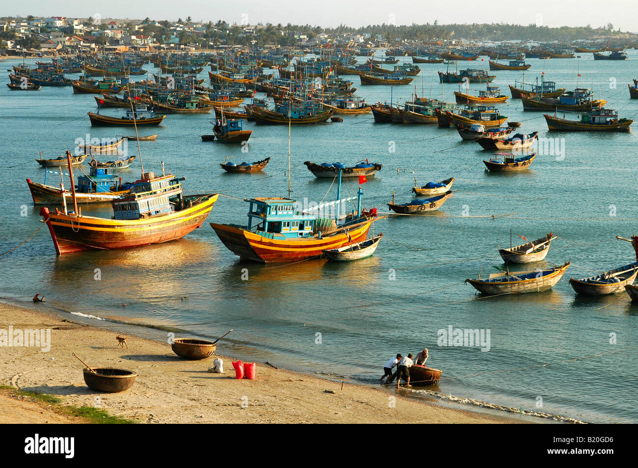 Barche da pesca sono ormeggiate presso la spiaggia di pesca di Mui Ne, Vietnam, sud-est asiatico Foto Stock